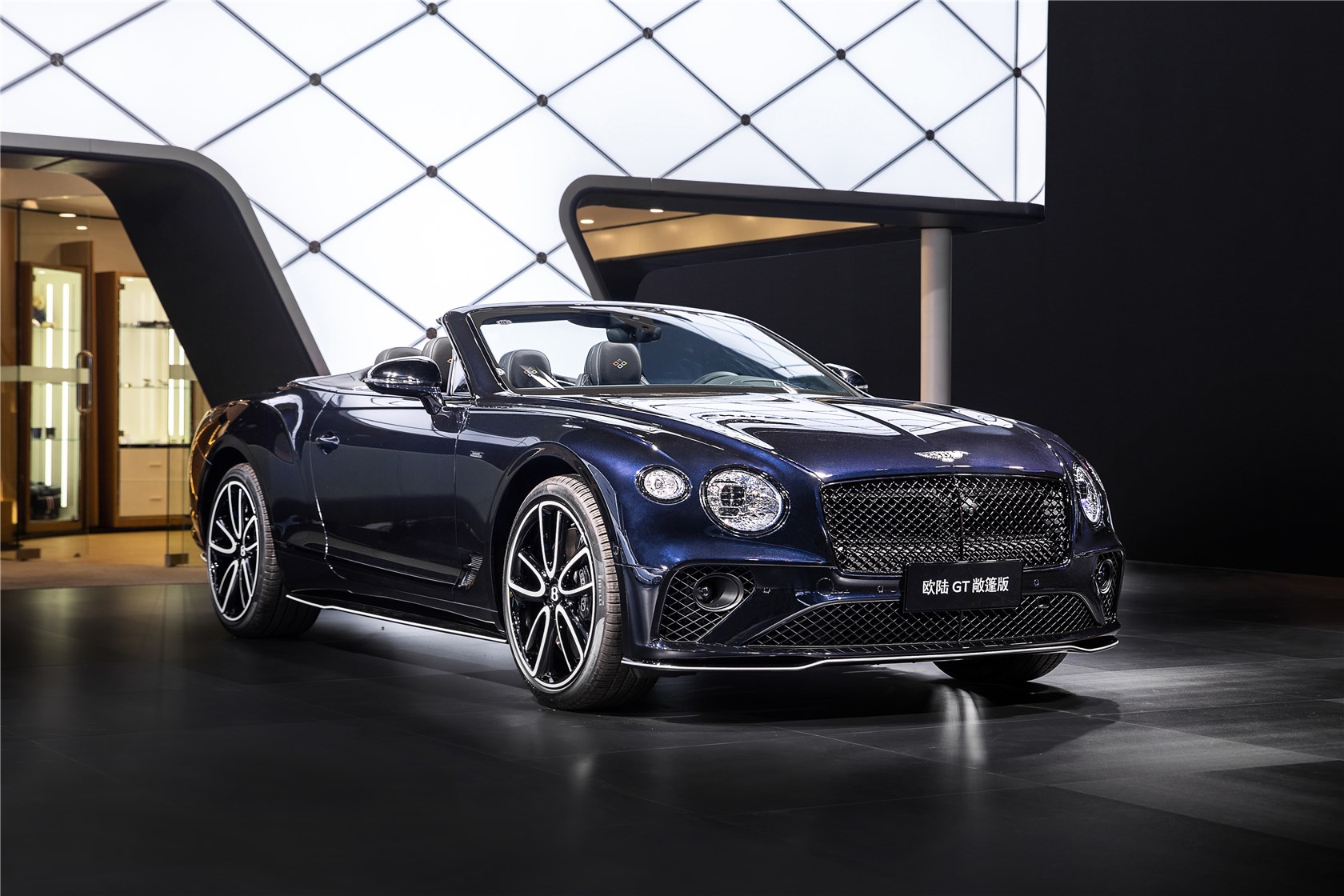 四款限量版车型全球首秀,宾利亮相2022成都国际车展_买车网