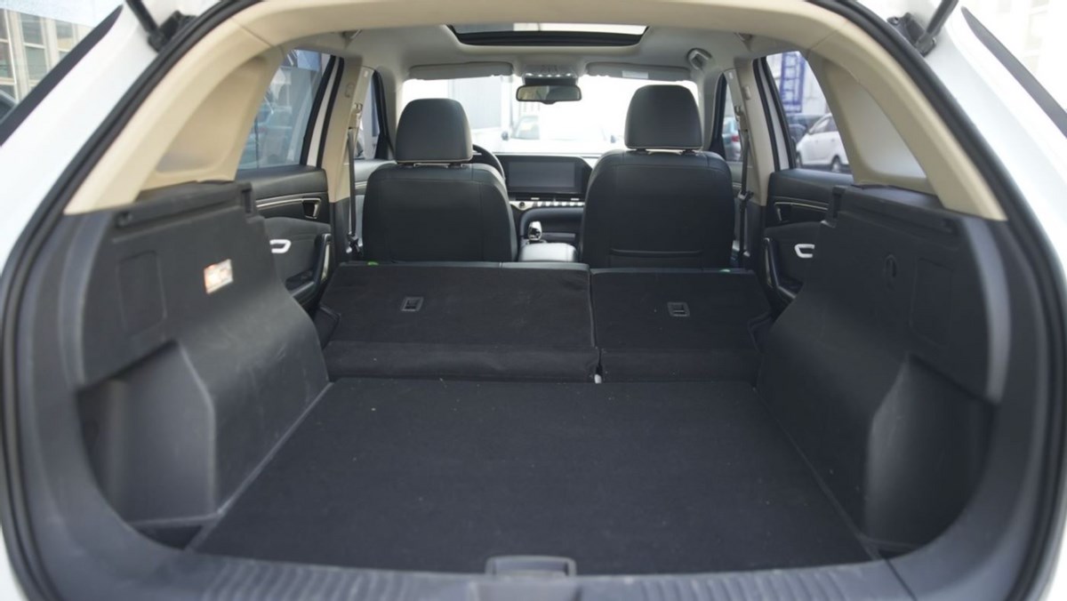 并且,奔腾t55后排座椅也是支持按比例放倒,可以获得更大的行李箱容积