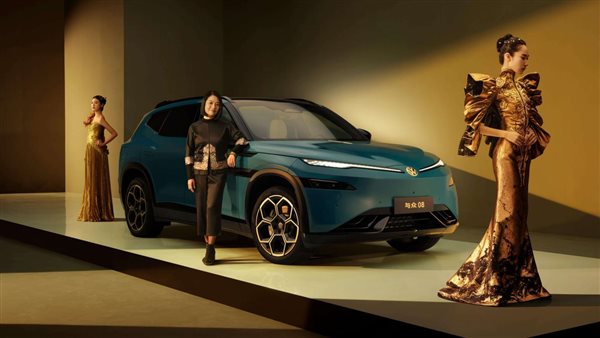 7、金标大众联手著名高定艺术家郭培打造视觉时装大秀