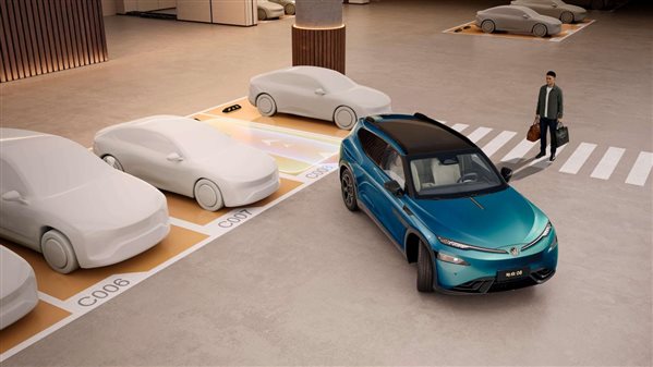 8、与众08搭载的“行云智行”可实现智能辅助驾驶