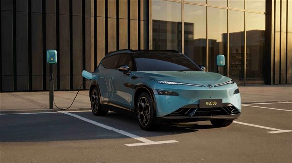 10、与众08是大众首款搭载800伏超快充的纯电车型