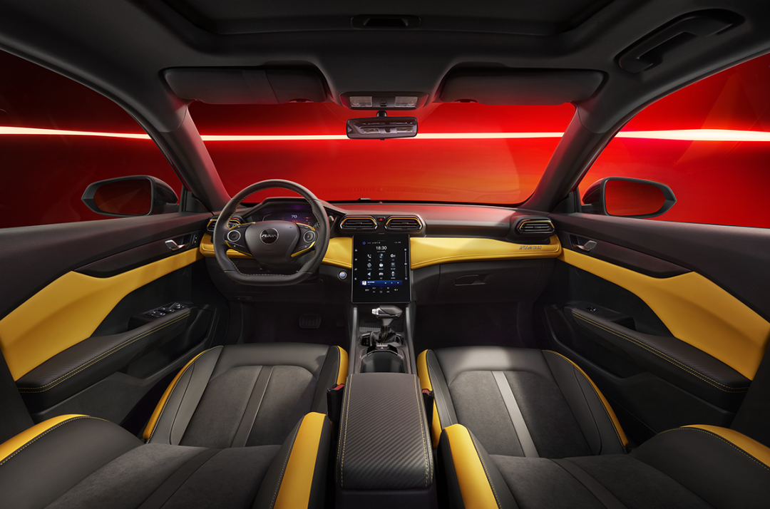 进入车内,全新奕炫马赫版提供了"运动活力橙灰内饰"以及"炫酷新潮黄黑